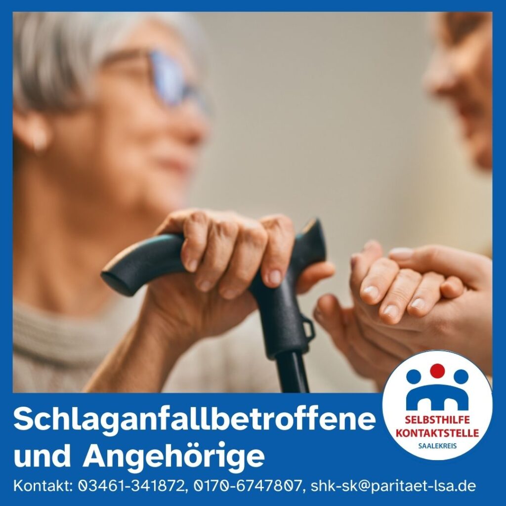 Eine jüngere Frau hält lächelnd die Hand einer älteren grauhaarigen Frau deren andere Hand einen Gehstock hält.