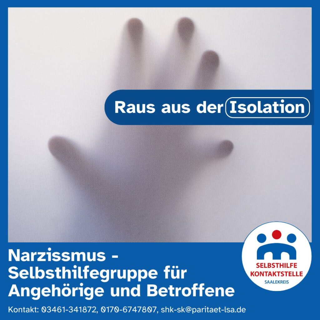 Hinter einem grauen leicht durchlässigen Vorhang drückt eine Hand durch und über ihr steht die Überschrift Raus aus der Isolation.