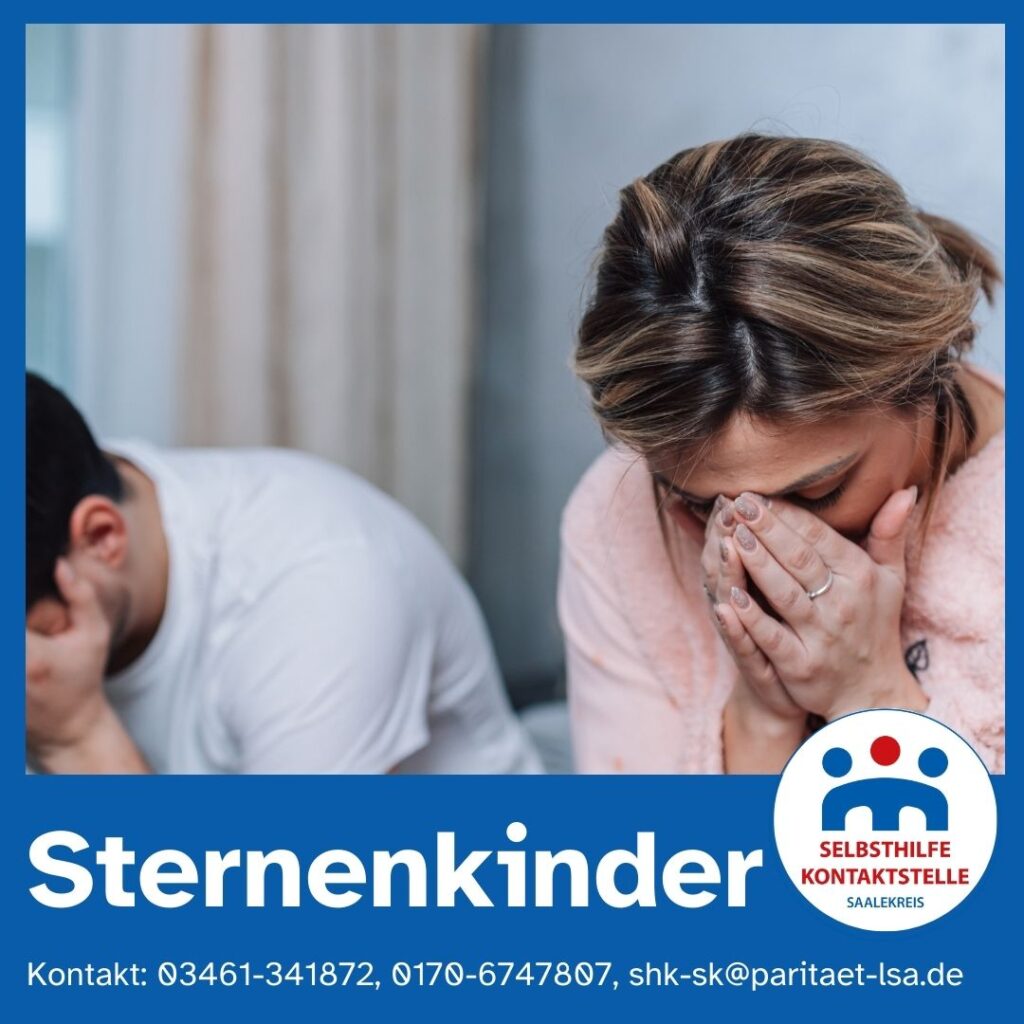 Eine jüngere Frau und ein jüngerer sitzen nebeneinander auf einem Bett und haben ihre Gesichter in Ihre Hände gelegt. Beide sind voller Trauer über den Verlust Ihres Kindes.