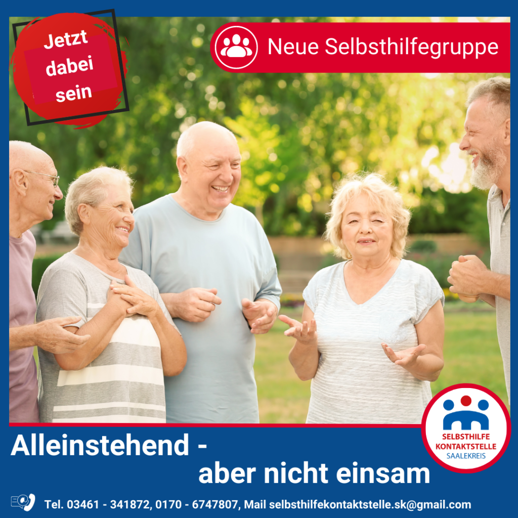 Selbsthilferuppe Alleinstehend- aber nicht einsam Eine Gruppe von älteren Frauen und Herren haben eine angeregte und fröhliche Gesprächsrunde im Park bei Sonnenschein.