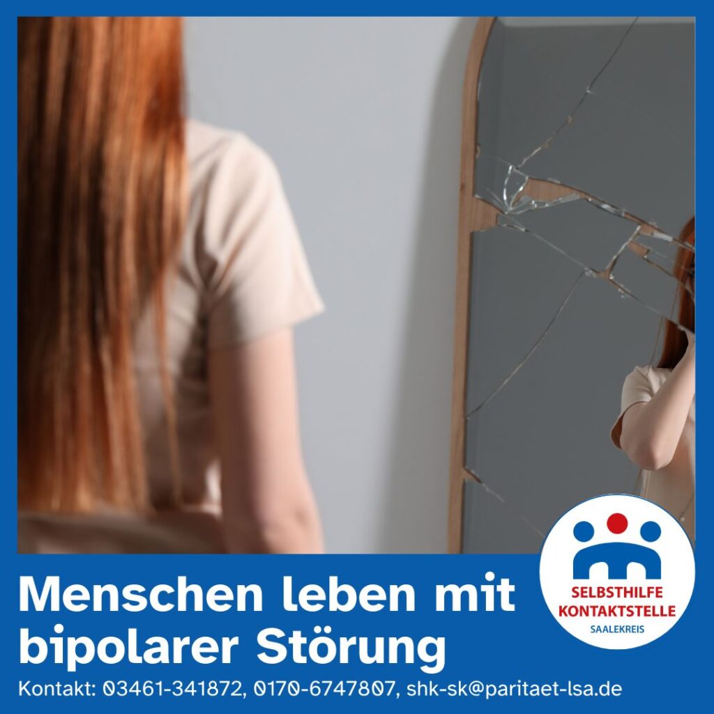 Bipolare Erkrankung Manisch-Depressive Erkrankung Eine jüngere Frau schaut in einen zerschlagenen Spiegel mit herunterhängenden Armen. Im Spiegel sieht sie sich selbst, wie sie sich schamhaft die Hände vor das Gesicht hält.