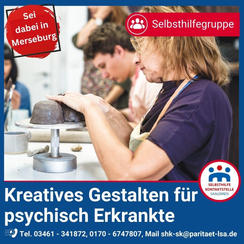 Eine Frau mittleren Alters sitz an einem Tisch mit weiteren Personen und töpfert mit einem brauen Ton.