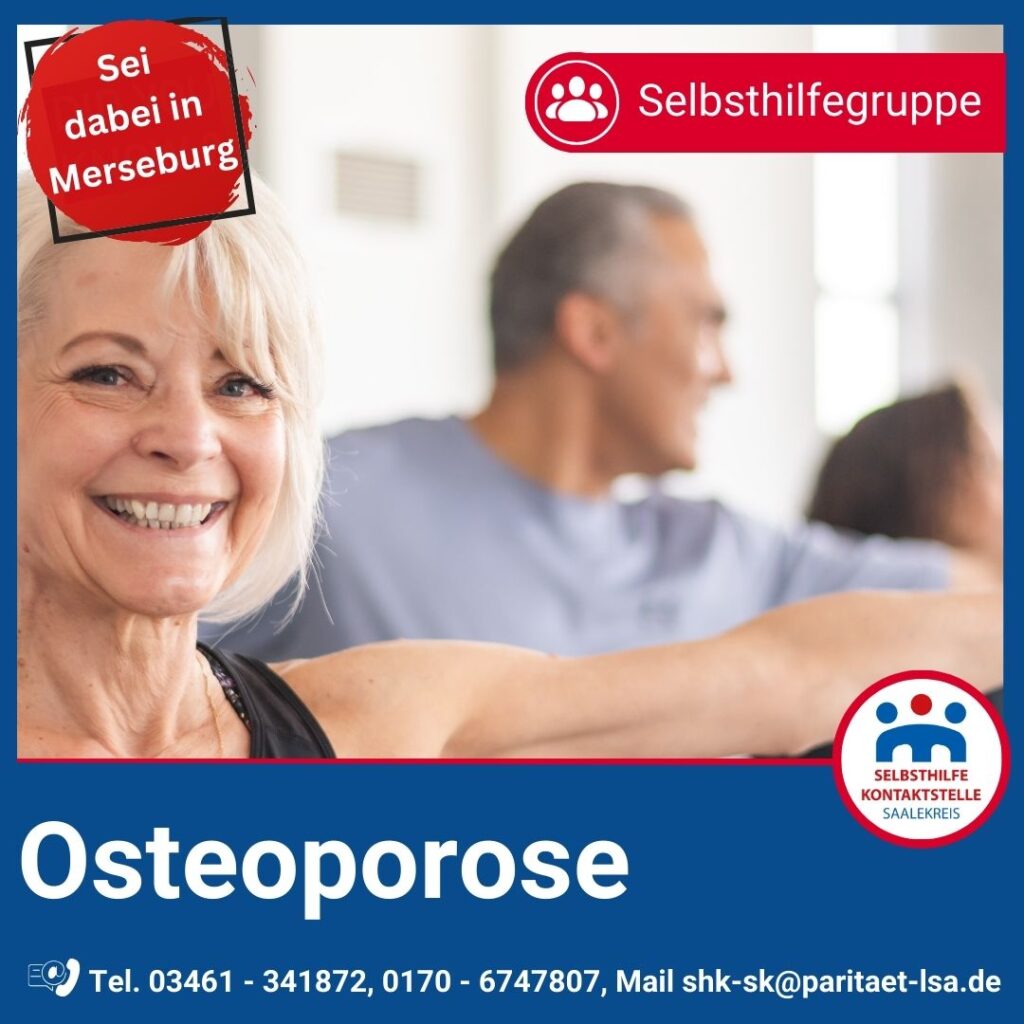 Eine blonde Frau, ca. 60 Jahre alt ist nur mit dem Oberkörper in einer sportlichen Haltung zu sehen. Sie lächelt und hinter ihr stehen ein Mann und eine andere Frau, nur schematisch zu erkennen, die auch Sport machen.