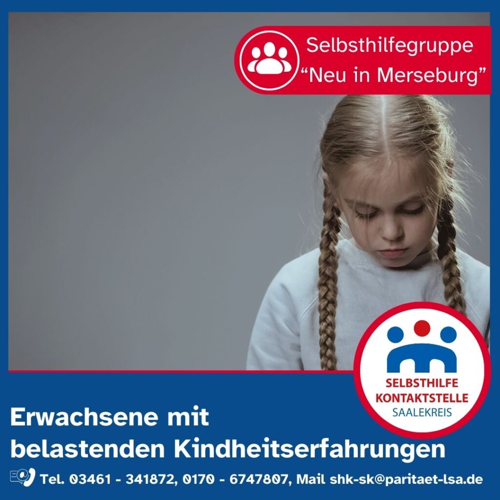 Ein ca. 11 jähriges Mädchen mit streng geflochtenen blonden Zöpfen und weißem langärmeligen Oberkorper ist mit gesenktem Kopf und traurigem Blick zu sehen.