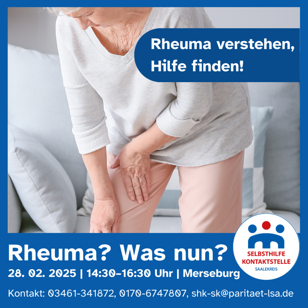 Eine Dame mit grauhaariger Kurzhaarfrisur hält sich mit beiden Händen ihr schmerzendes Bein am Oberschenkel und Kniegelenk fest. 