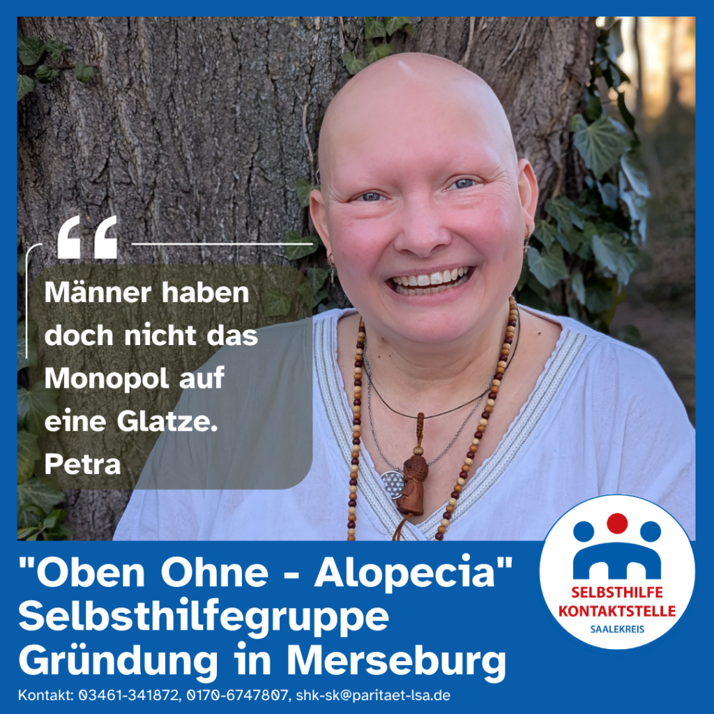 Eine Frau namens Petra mittleren Alters, mit Lachfalten um die Augen, ohne Haare auf dem Kopf, ohne Augenbrauen und ohne Wimpern lächelt fröhlich und gibt die Aussage "Männer haben doch nicht das Monopol auf eine Glatze"
