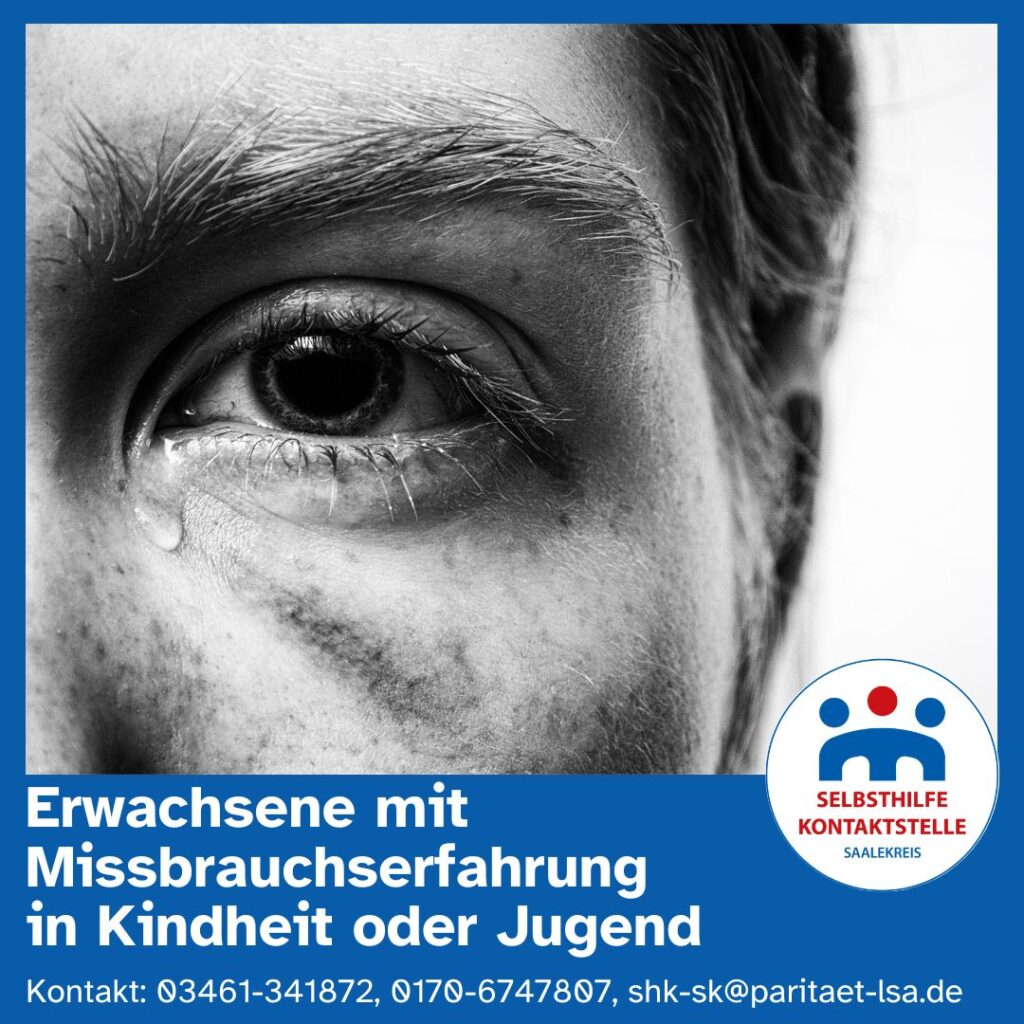Von einem Mann mittleren Alters ist nur ein Ausschnitt seines Gesichts, also das linke Auge und die Augenbraue zu sehen, während aus dem trübe schauenden Auge eine Träne heraus fließt.