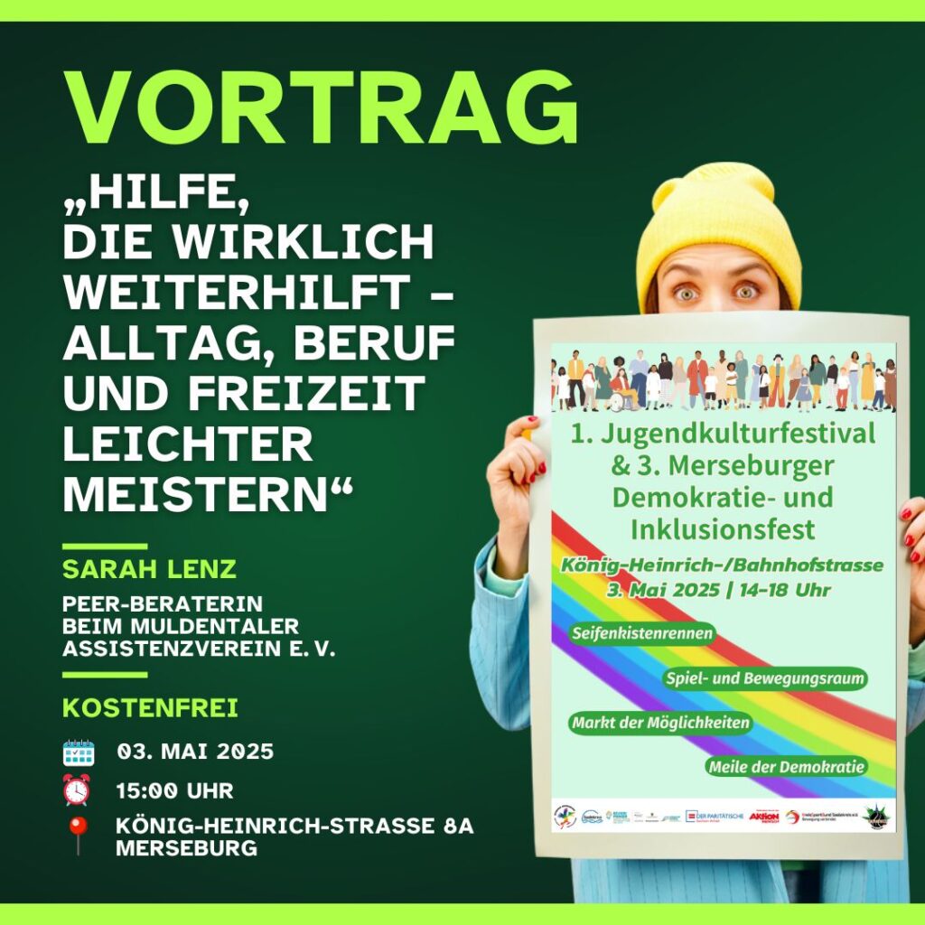 Eine junge Frau mit schrillgelber Mütze hält ein Plakat vor sich in die Höhe auf der das Werbeschild vom 1. Jugendkulturfestival und vom 3. Demokratie- und Inklusionsfest abgebildet ist. Neben Ihr auf der Wand sind in großen Buchstaben alle Infos zum Vortrag abgebildet.