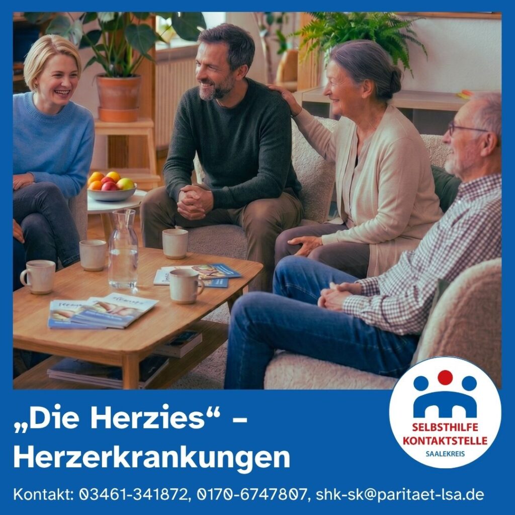 Das Foto zeigt eine Gruppe von sechs hellhäutigen Erwachsenen unterschiedlichen Alters – drei Frauen und drei Männer –, die in einer gemütlichen und hellen Couchecke eines wohnlichen Raumes eng zusammensitzen. Die Stimmung ist sichtlich gelöst, herzlich und frei von medizinischer Schwere.

Im linken Teil des Bildes sitzen eine junge Frau mit blondem Kurzhaarschnitt und eine Frau mit lockigem Haar gemeinsam auf einem hellgrauen Sofa; beide lachen herzlich. Ihnen gegenüber sitzen zwei ältere Personen sowie ein Mann im mittleren Alter in bequemen Sesseln. Alle Personen sind einander zugewandt, führen angeregte Gespräche und strahlen durch ihr Lächeln Zuversicht und soziale Verbundenheit aus.

In der Mitte steht ein niedriger Holztisch mit Kaffeetassen und Informationsbroschüren, die den Namen der Gruppe tragen. Der Raum im Hintergrund ist einladend gestaltet mit Bücherregalen, grünen Zimmerpflanzen und einer Pinnwand, an der Informationen zur Selbsthilfe hängen. Große Fenster im Hintergrund lassen weiches, natürliches Tageslicht herein, was die freundliche und warme Atmosphäre der „Herzies“ unterstreicht. Das Bild vermittelt das Gefühl eines sicheren Ortes, an dem Gemeinschaft und Lebensfreude trotz einer Herzerkrankung im Vordergrund stehen.