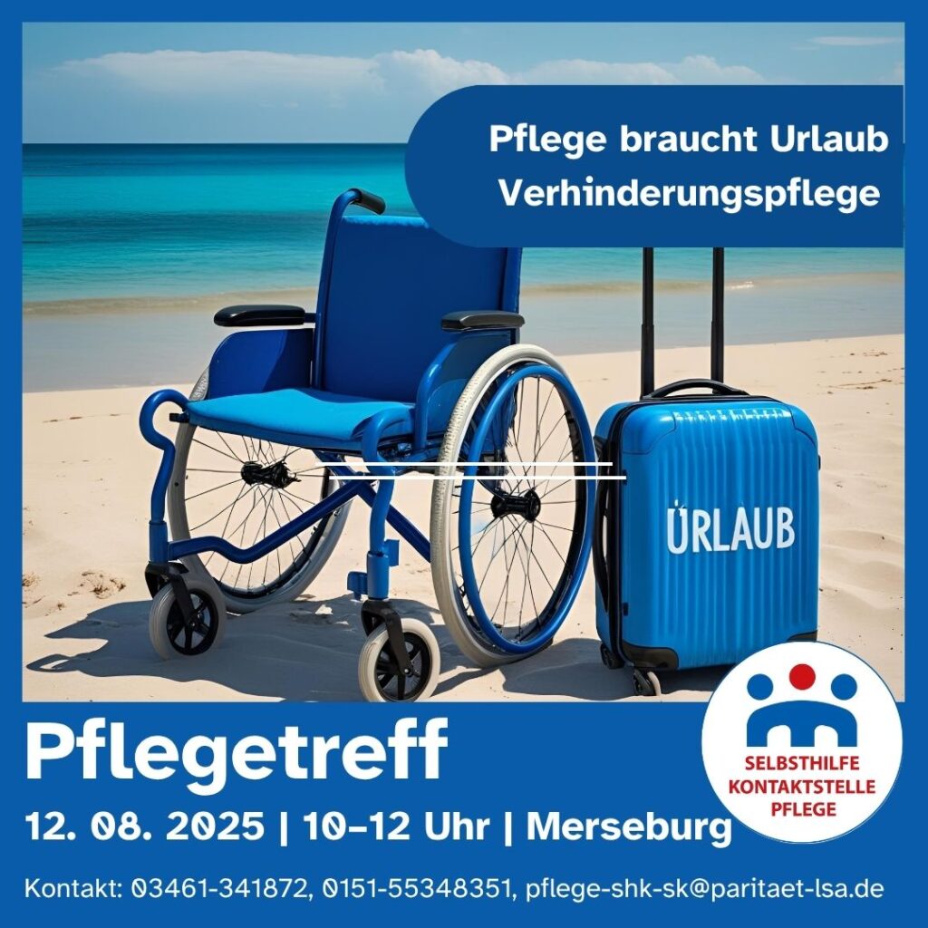 Auf den Bild sieht man einen Rollstuhl am Strand mit einem daneben stehenden Koffer auf diesem steht Urlaub