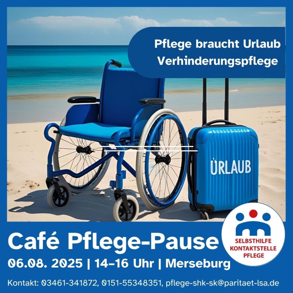 Auf den Bild sieht man einen Rollstuhl am Strand mit einem daneben stehenden Koffer auf diesem steht Urlaub