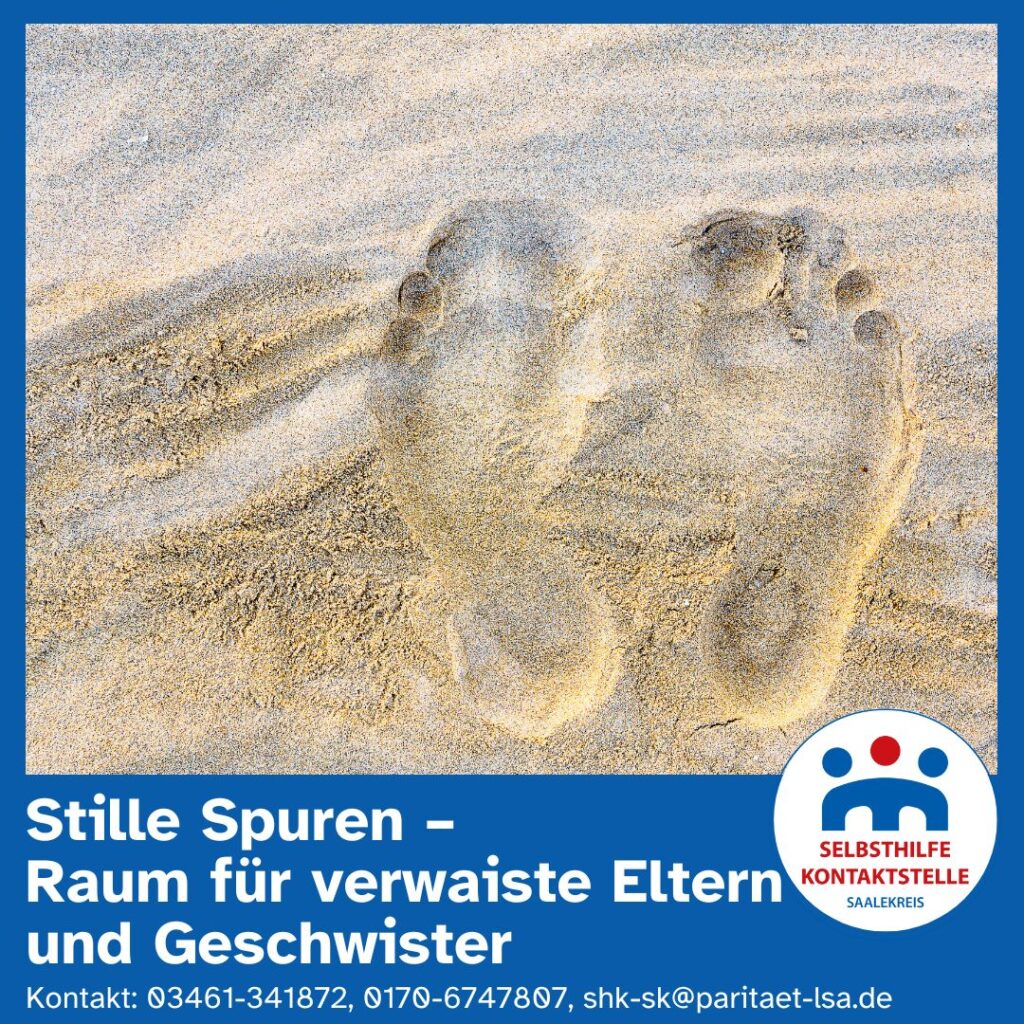 Es befinden sich im Sand leicht verwehte Fußspuren.