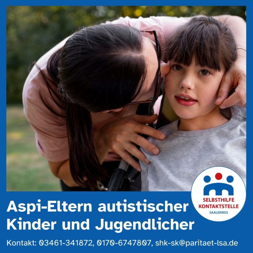 Eine Mama küsst ihr autistisches im Rollstuhl sitzendes Kind seitlich auf die Wange. 