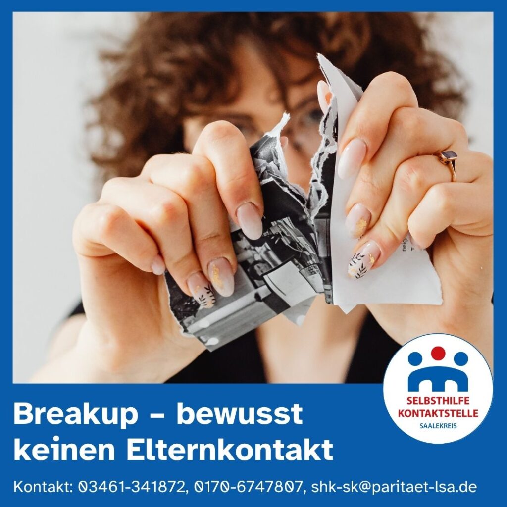 Eine Frau mittleren Alters zerreißt ein Foto von ihr und Ihren Eltern.