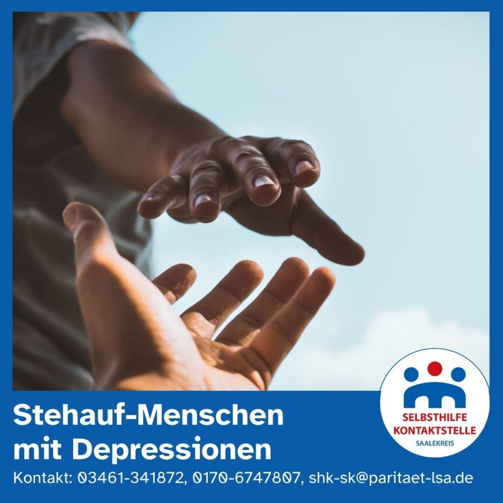 Ein männlicher Arm greift mit seiner Hand nach einer von unten hochgestreckten Hand, um ihr aufzuhelfen.