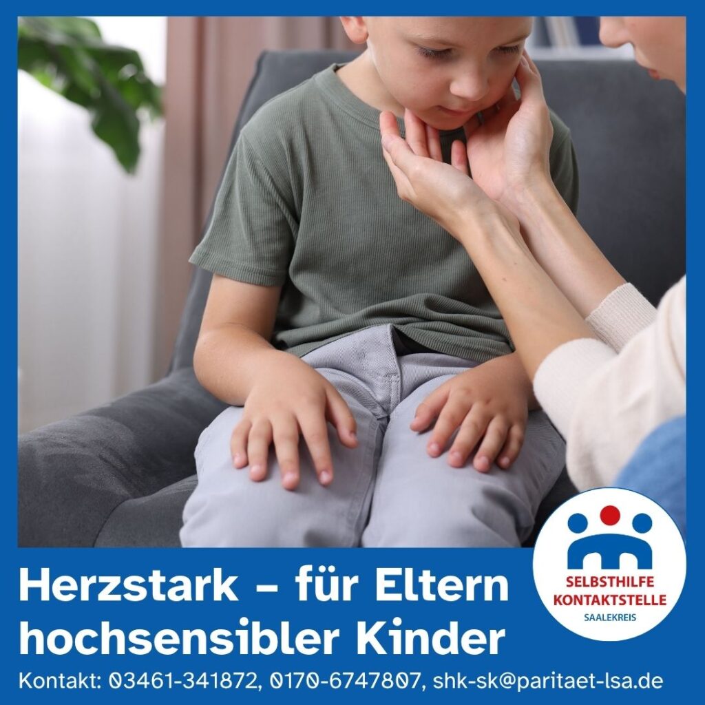 Eine Mutter hält das bekümmerte Gesicht ihres nach unten blickenden 6-jährigen Jungen zart in den Händen.