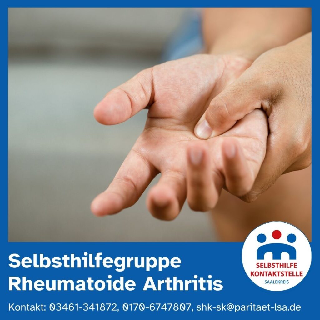 Eine Person hält ihre schmerzende Hand mit der anderen Hand und drückt dabei den Daumen in die Handfläche der von rheumatoider Arthritis betroffenen Hand.