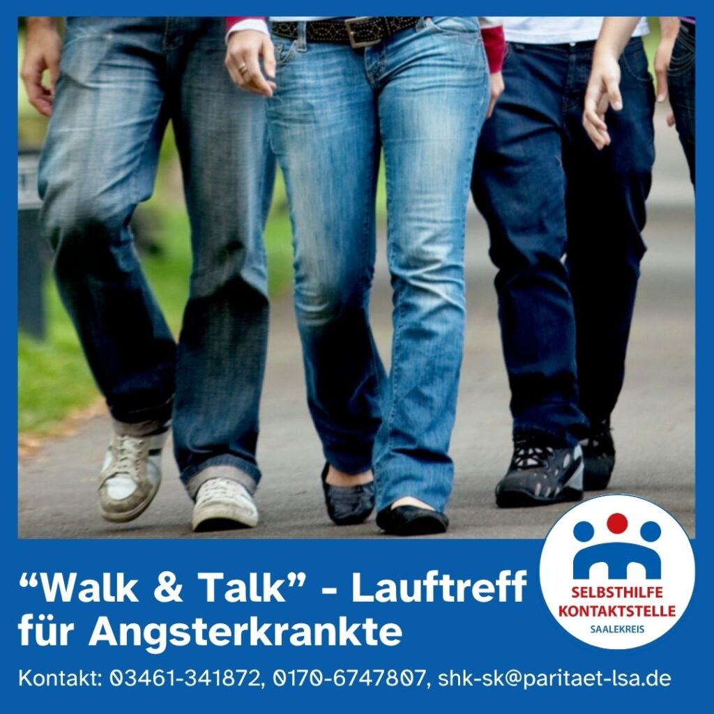 Einige Personen deren Unterkörper nur zu sehen sind, gehen locker in der natur nebeneinander her. Darunter steht die Überschrift "Walk & Talk" Lauftreff für Angsterkrankte