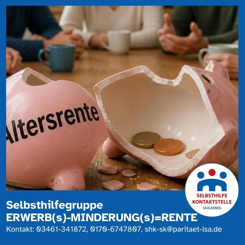 An einem auf dem Tisch liegenden, kaum gefüllten und zerschlagenen Sparschwein mit der Aufschrift Altersrente sitzen fünf Personen mit Tassen in den Händen sich unterhaltend beieinander.